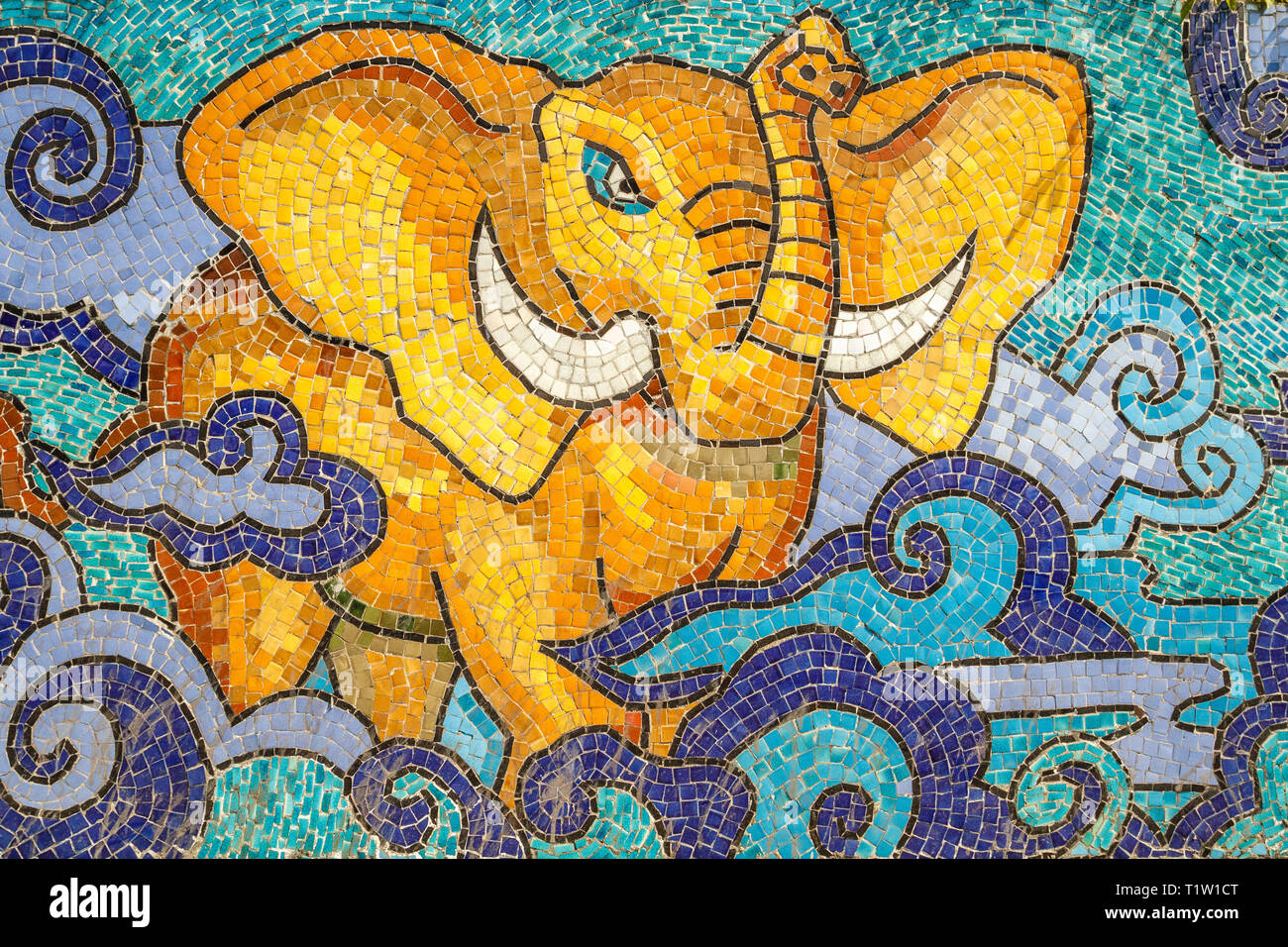 Hanoi Keramik Mosaik Wandbild oder Hanoi Keramik Straße. Vietnam. Die Bekämpfung der Elefant. Die längste Keramische Wand in der Welt, Guinness Rekord. Stockfoto