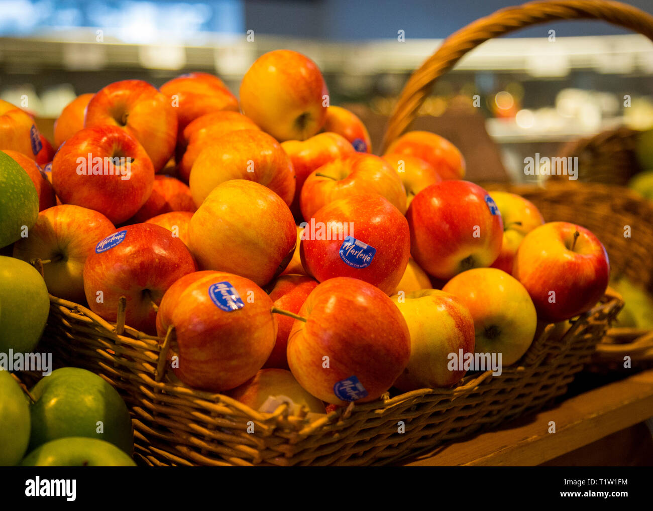 Frische Äpfel zum Verkauf im Hofladen in Essington Farm Woverhampton Stockfoto