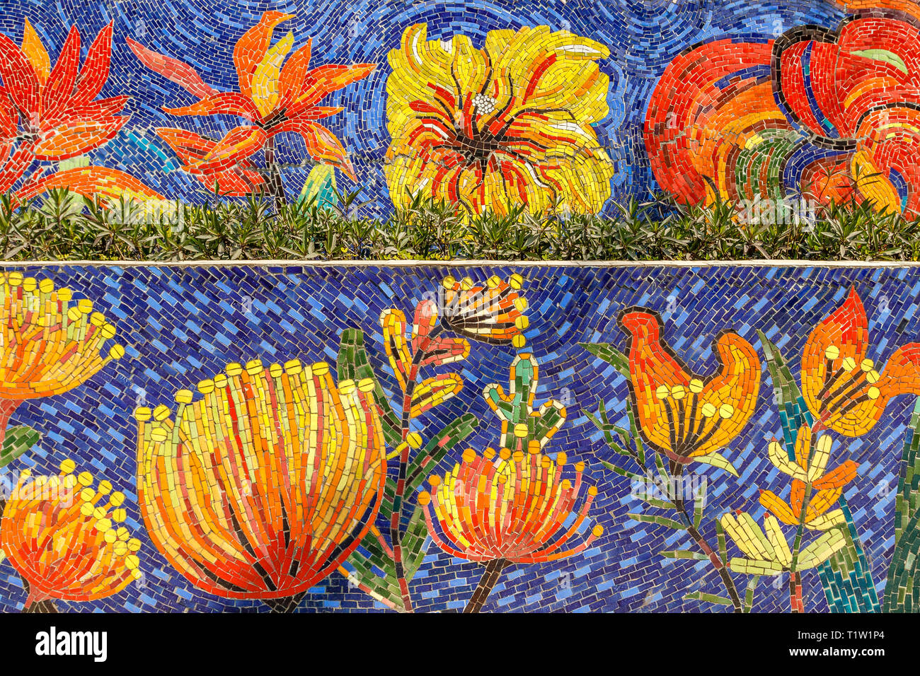 Hanoi Keramik Mosaik Wandbild oder Hanoi Keramik Straße. Vietnam. Darstellung von bunten Blumen. Die längste Keramische Wand in der Welt, Guinness Rekord. Stockfoto