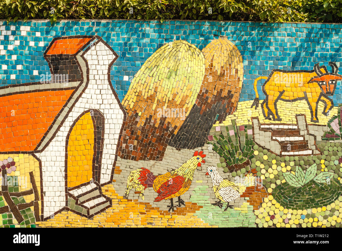 Hanoi Keramik Mosaik Wandbild oder Hanoi Keramik Straße. Vietnam. Darstellung Lokale Dorf und Kühe. Die längste Keramische Wand in der Welt, Guinness Rekord. Stockfoto