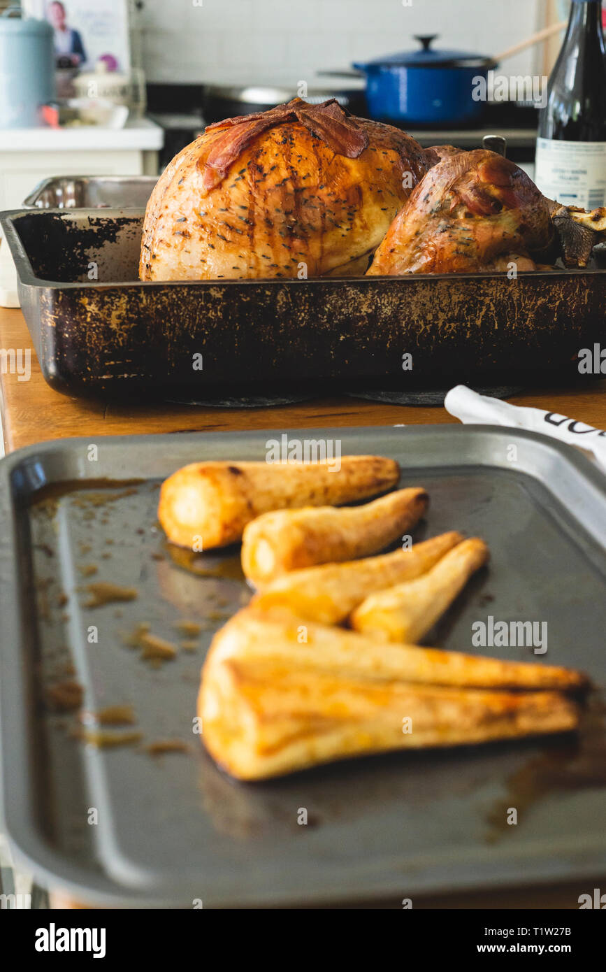 Truthahn und braten Pastinaken für Weihnachtsessen Stockfoto