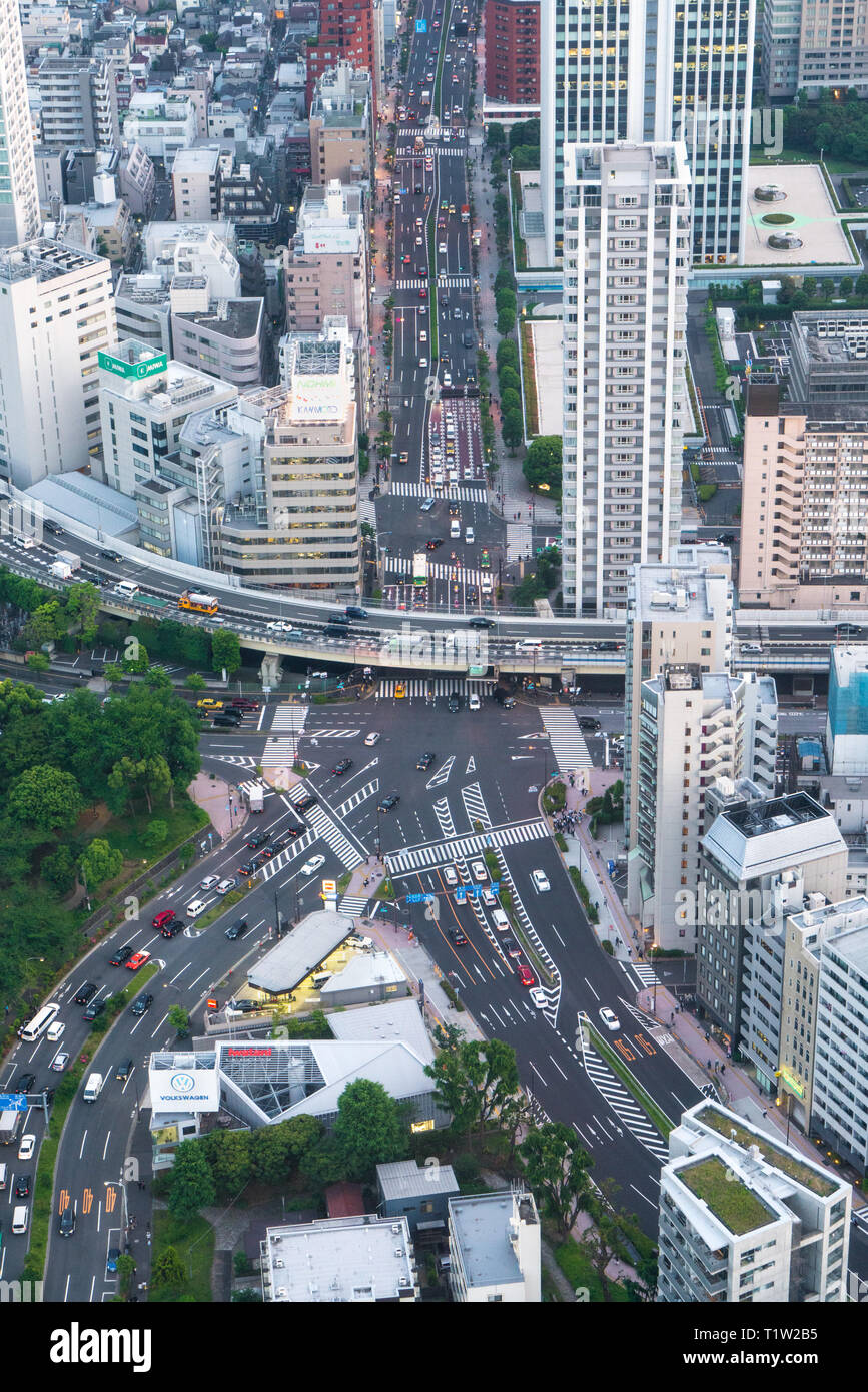 Vertikale Luftaufnahme von Tokyo Traffic und Skyline Stockfoto