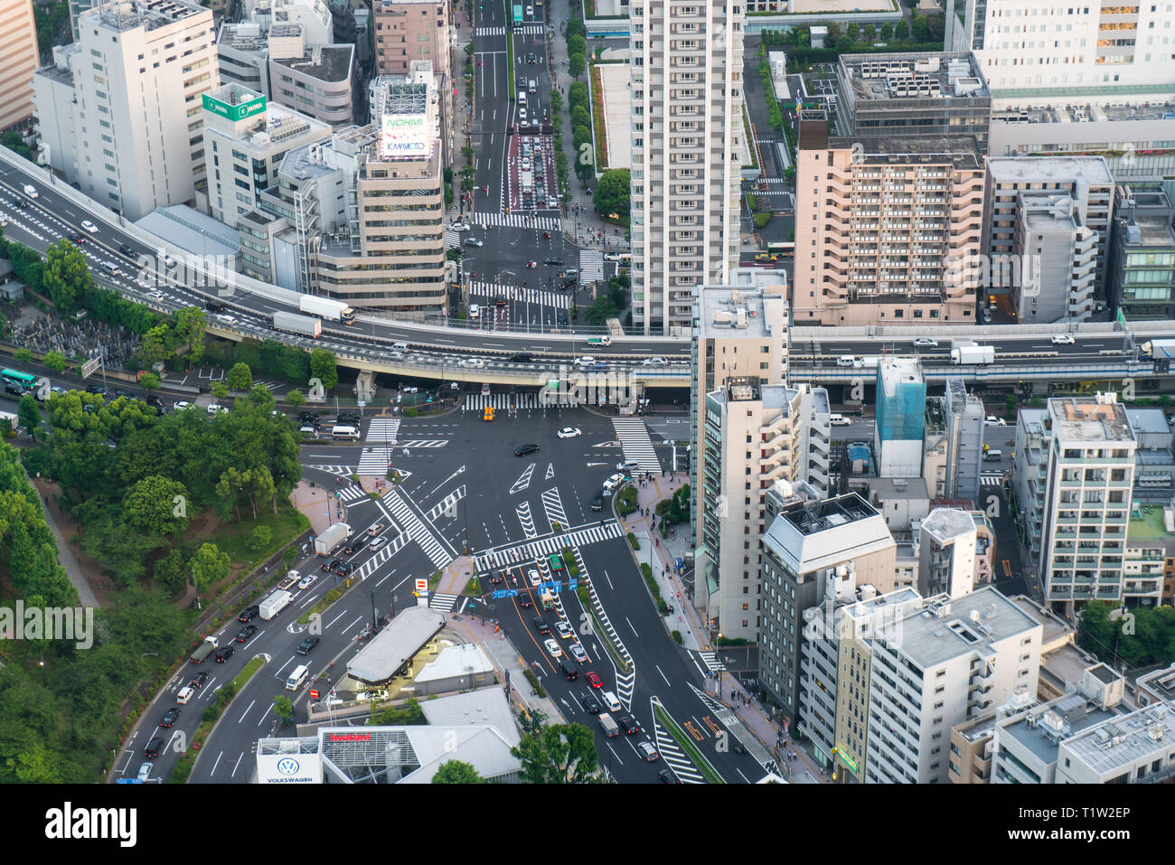 Luftaufnahme von einer belebten Kreuzung am Tag in Tokio, Japan. Stockfoto
