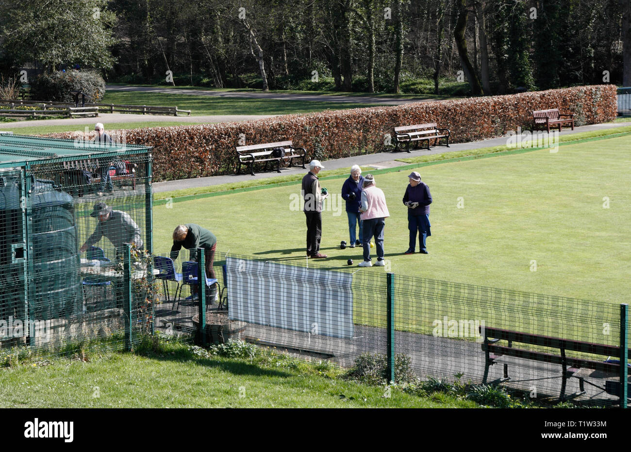 Gruppe von Menschen spielen, Boccia, Millhouses Park, Sheffield, England, Großbritannien Stockfoto