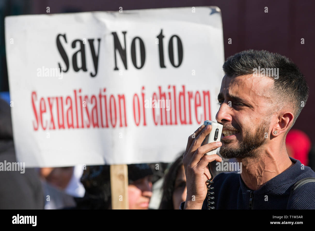 Eltern, Kinder und Demonstranten gegen die Lektionen über die homosexuellen Beziehungen, die lehrt Kinder über die LGBT-Rechte in der anderton Park Primary School, Birmingham demonstrieren. Stockfoto