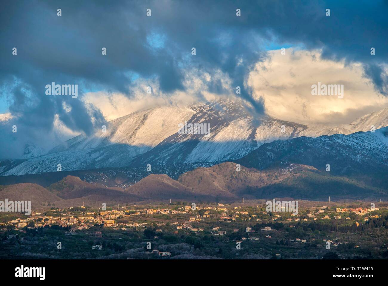 Schneebedeckten Ätna unter dramatischen Himmel von Mascalli bei Sonnenaufgang gesehen Stockfoto