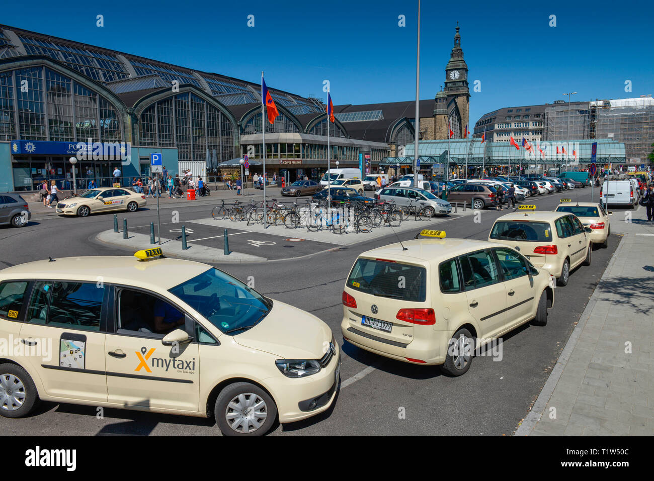 Taxis, Hauptbahnhof, Hachmannplatz, Kirchenallee, Hamburg, Deutschland Stockfoto