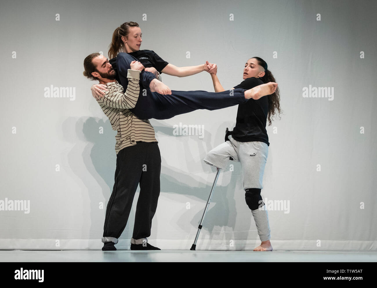 Tänzer der Candoco Dance Company Proben ihr Gesicht in / Let's Talk About  Dis Performances, als Teil des IETM Hull 2019 Programms, präsentiert von Absolutely  Cultured in der Middleton Hall an der