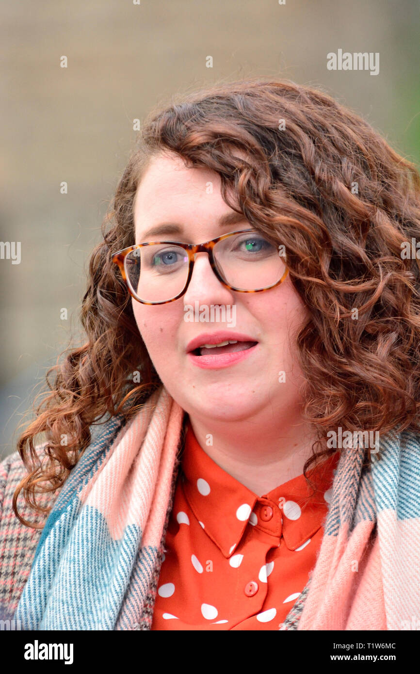 Danielle Rowley MP (Arbeit: Midlothian) auf College Green, Westminster interviewt, 27. März 2019 Stockfoto