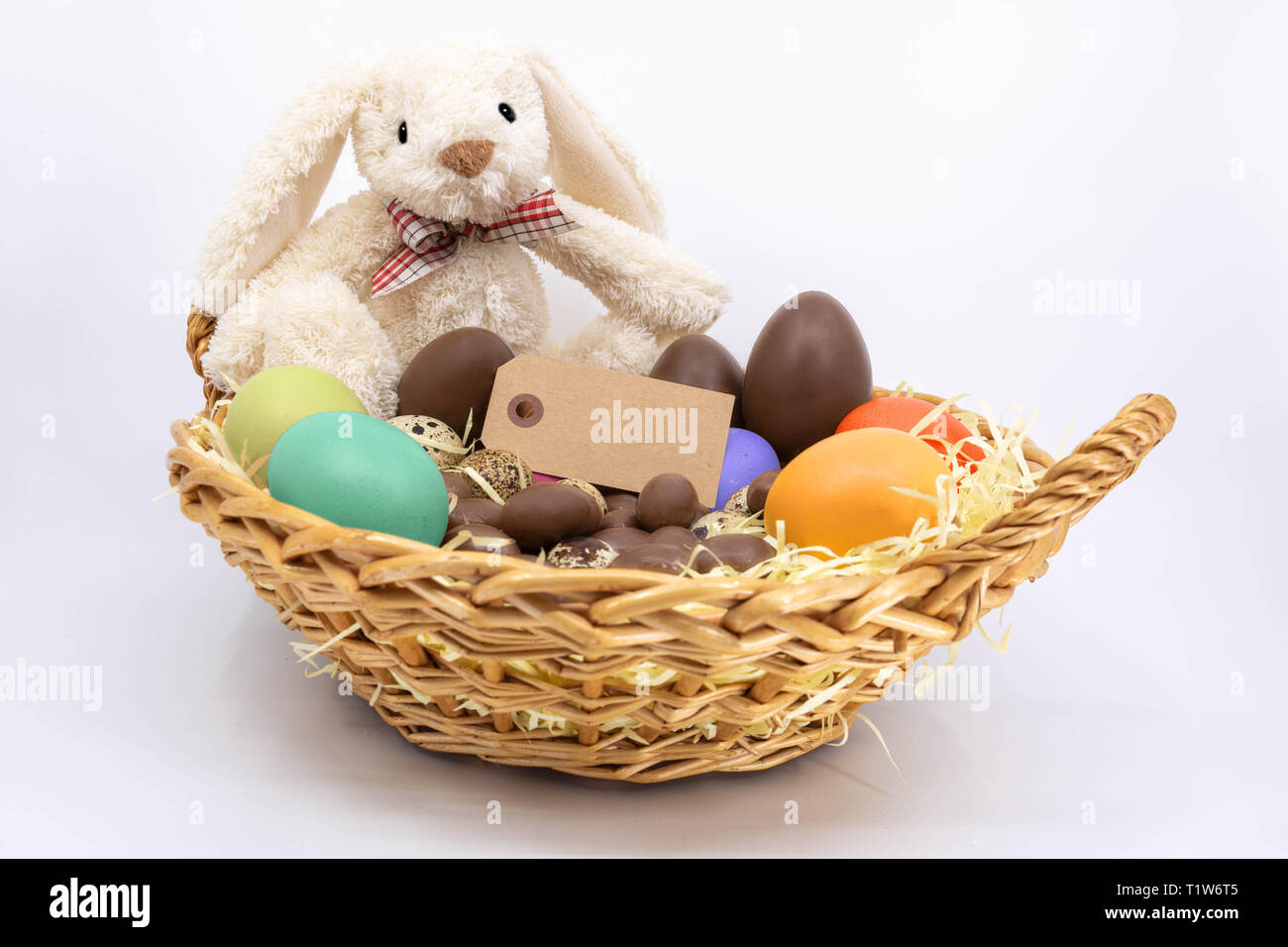 Ostern Verkleidung Warenkorb mit bemalten Eiern, Schokolade, Eier, Wachteleier mit Osterhase Stockfoto