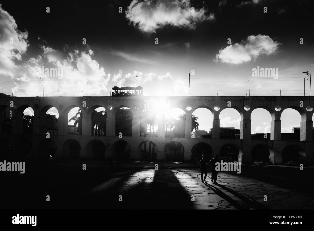19. Jahrhundert kolonialen Lapa Arches, Rio de Janeiro, Brasilien-Hintergrundbeleuchtung mit Sonnenstrahlen kommen durch eine der Öffnungen - Monochrom Stockfoto