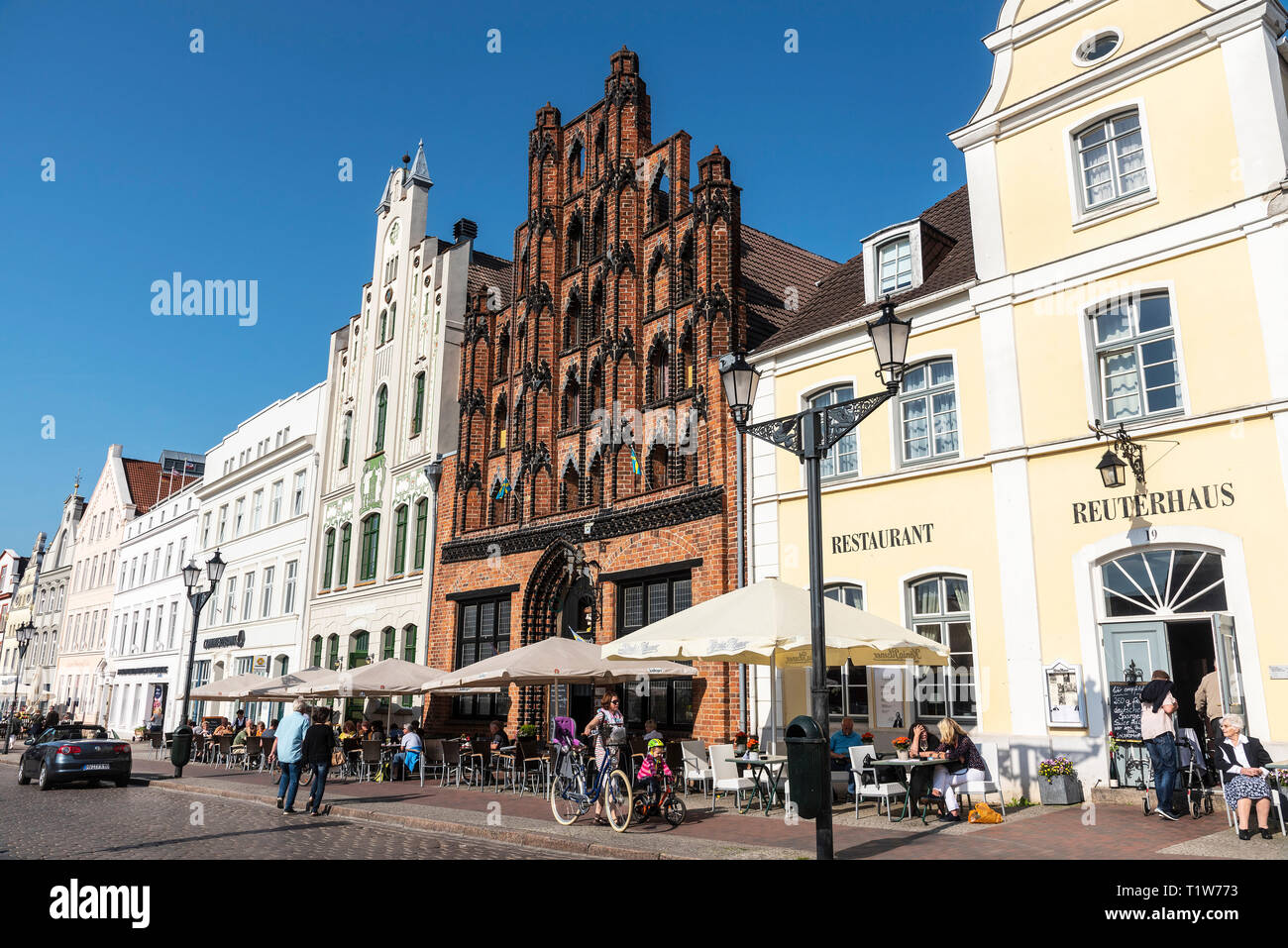 Historische Giebelhäuser, Restaurant, Market Place, Wismar, Mecklenburg-Vorpommern, Deutschland Stockfoto