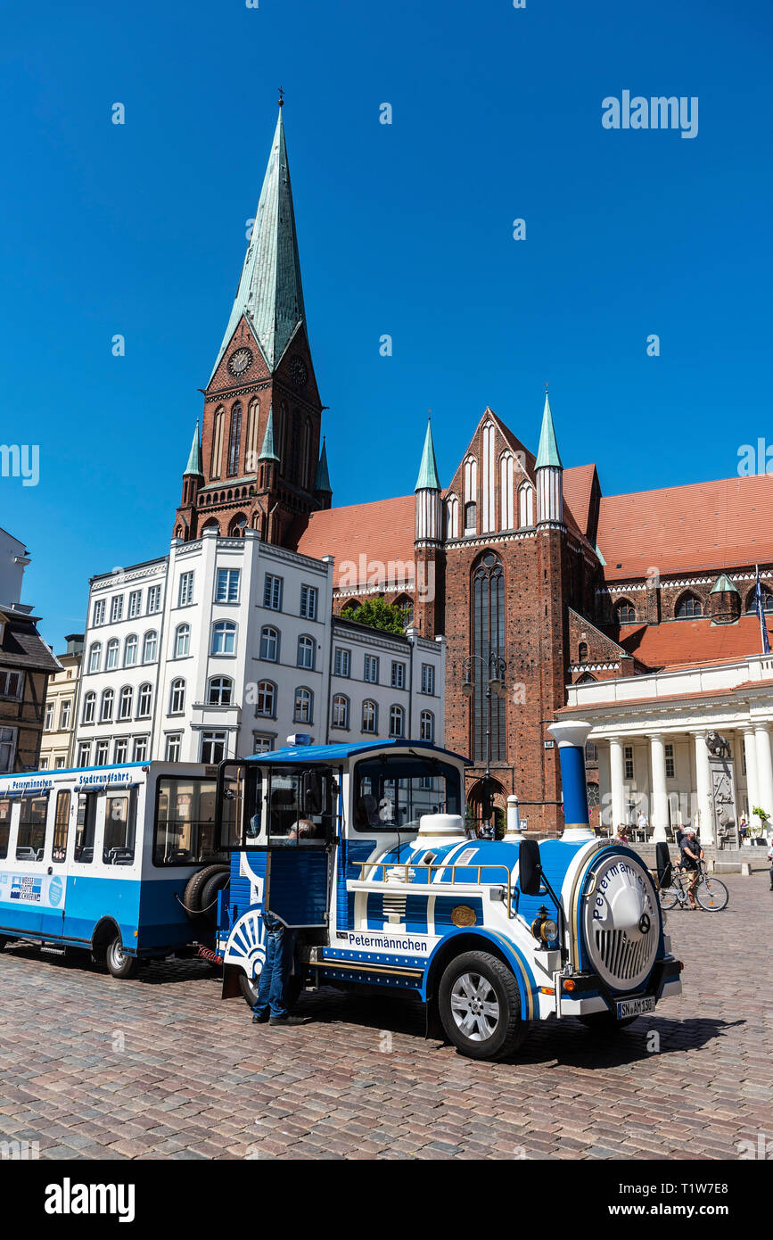 City Tour, sightseeing tour, Kathedrale, dem Marktplatz, Schwerin, Mecklenburg-Vorpommern, Deutschland Stockfoto