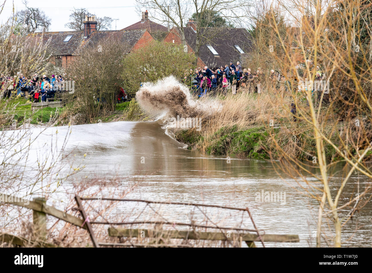 Ein 5-Sterne-Hotel Severn Bore auf 22/3/2019 brechen gegen die Bank und durchnässen Zuschauer an Minsterworth, Gloucestershire, Großbritannien Stockfoto