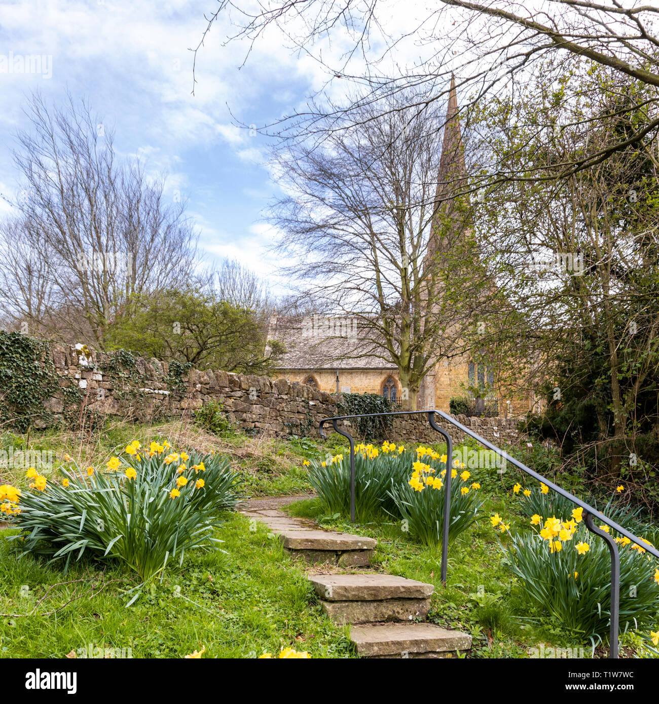 Frühling in der St. Nikolaus Kirche im Dorf Cotswold Saintbury, Gloucestershire, Großbritannien Stockfoto