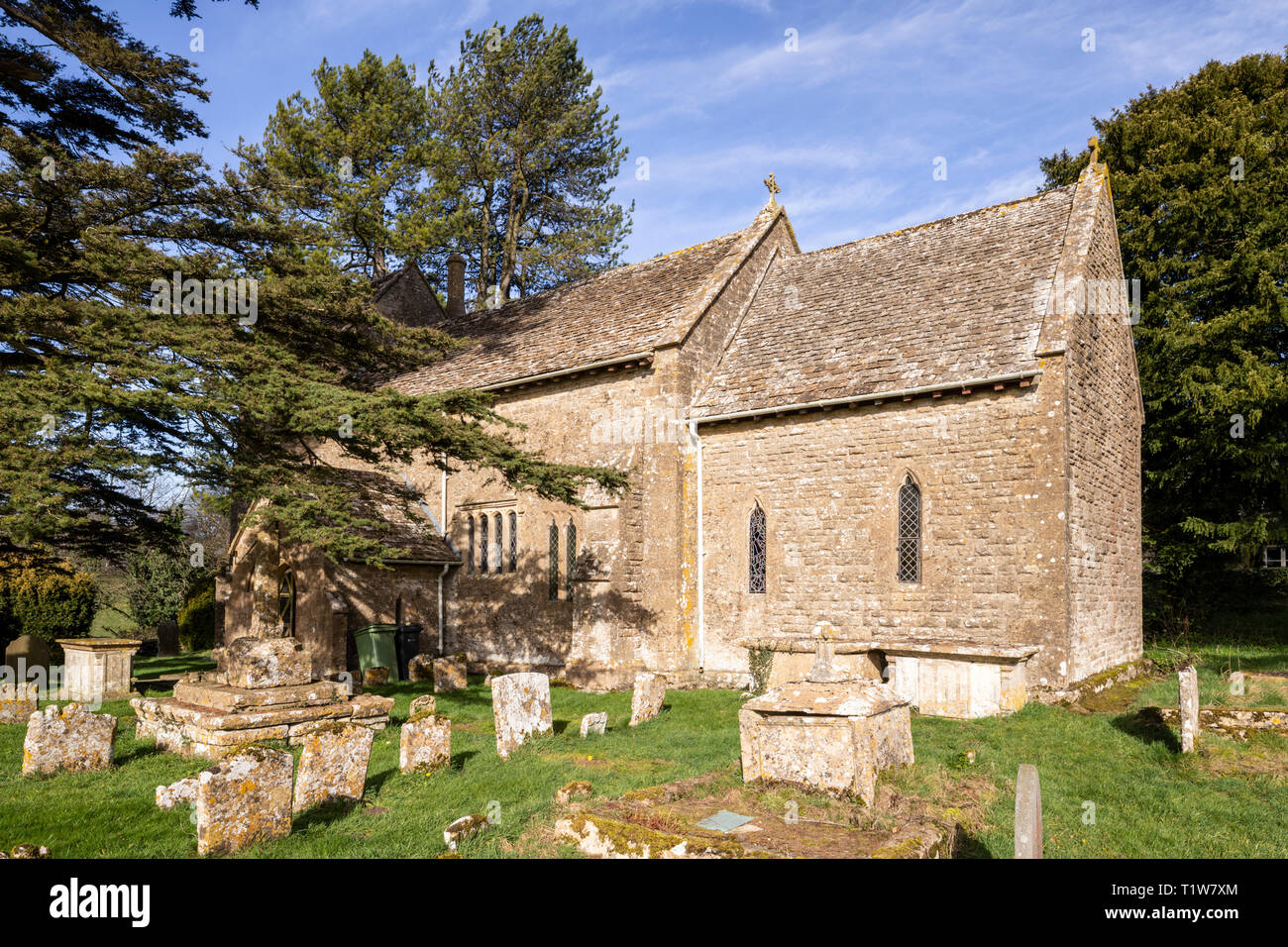 Die normannische Kirche St. Bartholomäus in der Cotswold Dorf Winstone, Gloucestershire, Großbritannien Stockfoto