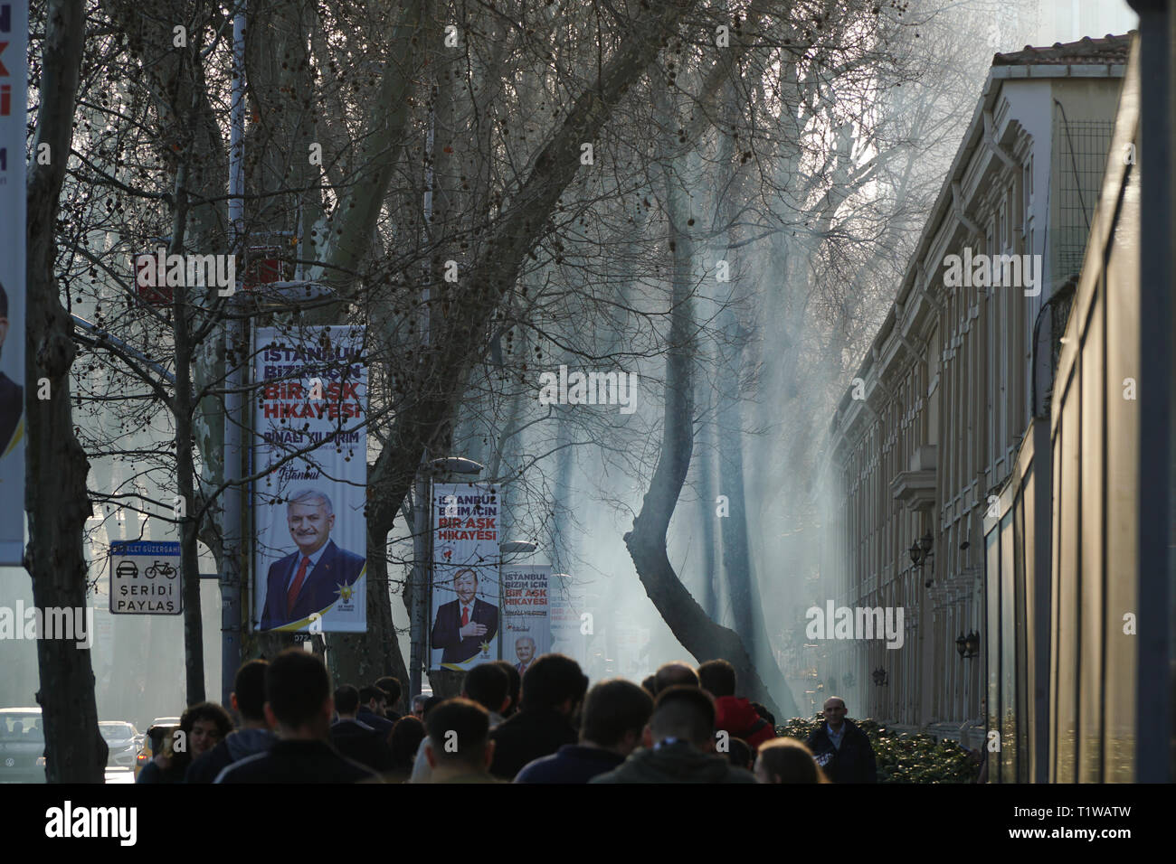 Istanbul, Türkei - 10. März 2019: Viele Menschen zu Fuß unter Bäumen und Akp-Bannern an Besiktas Bezirk. Kommunalwahlen in der Türkei machen. Stockfoto