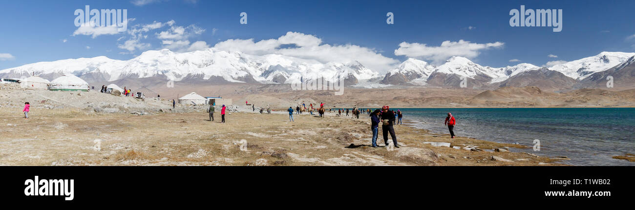 Panorama von Pamir Berge und den Karakul mit Touristen (Karakorum Highway, Xinjiang, China) Stockfoto