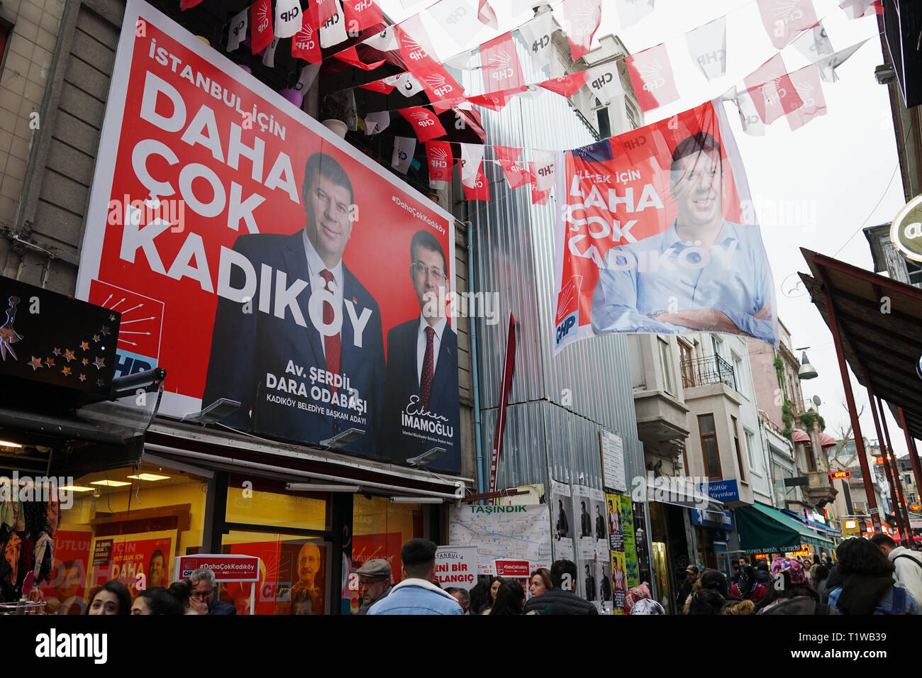 Istanbul, Türkei - 21. März, 2019: Die Menschen sind durch die Wahl Büro- und KWK-Bannern an Kadiköy. Kommunalwahlen in der Türkei machen. Stockfoto