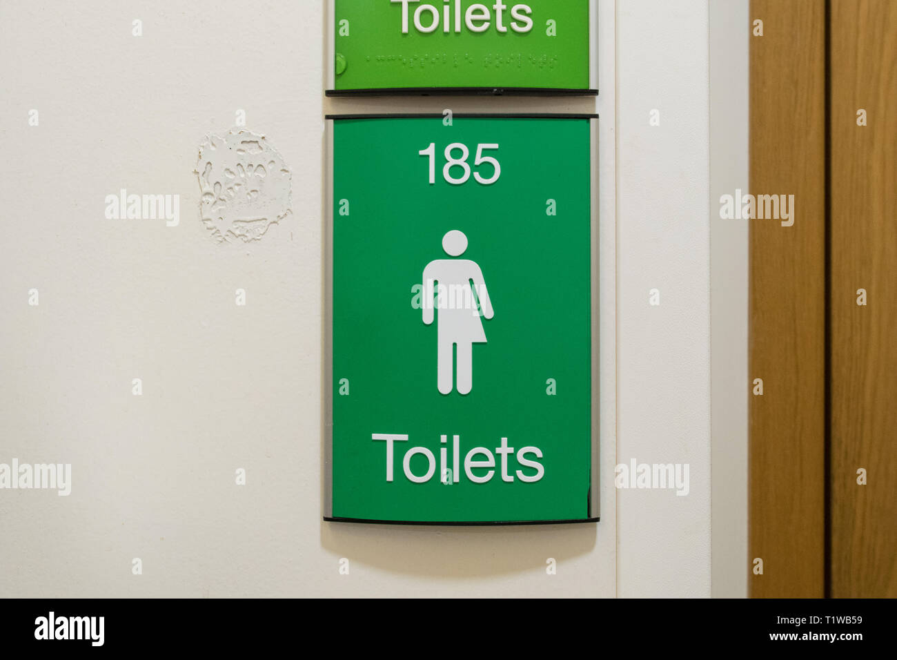 Geschlechtsneutral toiletten Schild an der West Schottland, Clydebank College Campus, Glasgow, Schottland, Großbritannien Stockfoto