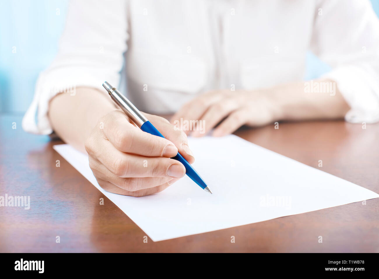 Hand der Geschäftsfrau auf Papier im Büro Stockfoto