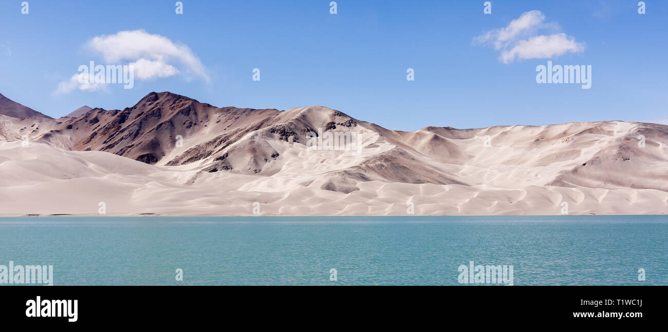 Panorama von Sanddünen an Bulunkou River II (Karakorum Highway, Xinjiang, China) Stockfoto