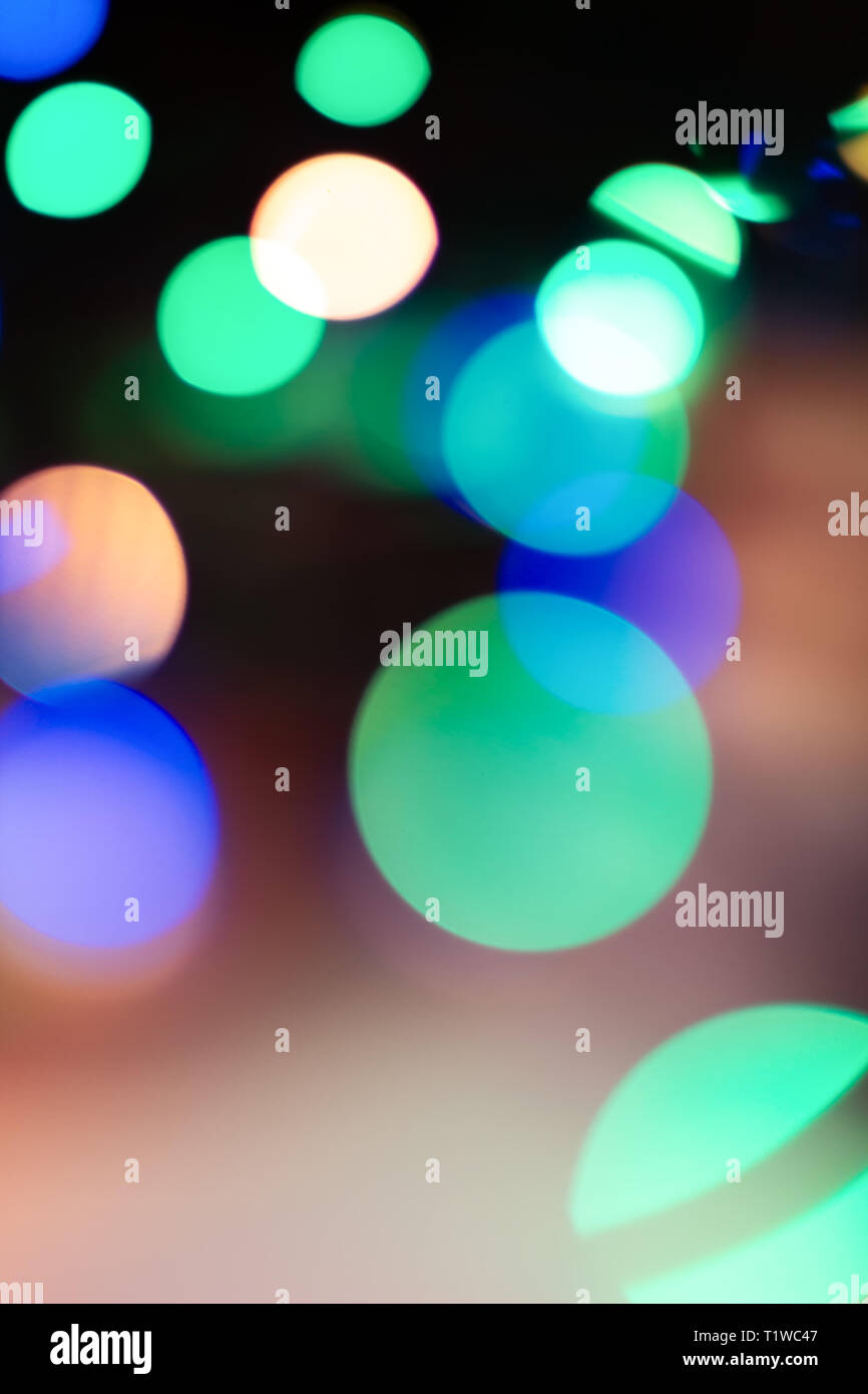 Zusammenfassung Hintergrund von Neonlicht. Die Lichter sind unscharf Stockfoto