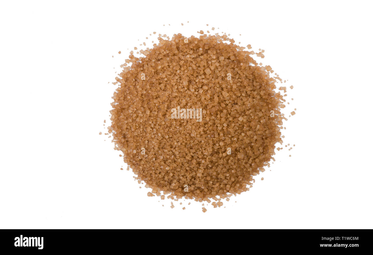 Braun oder Rohrzucker heap auf weißem Hintergrund. top View Stockfoto