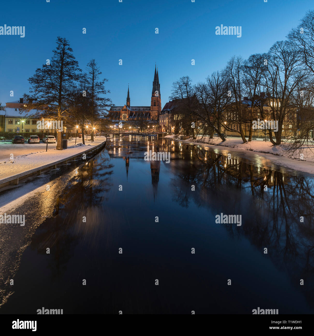 Winter in der Dämmerung durch die fyris Fluß in der Mitte von Uppsala, Schweden, Skandinavien Stockfoto