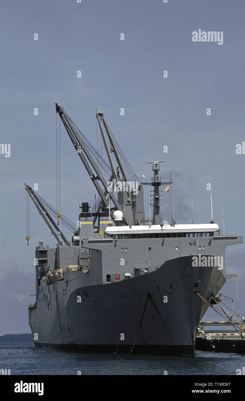 29th. Oktober 1993 das riesige Frachtschiff der US-Marine Administration, USNS Denebola, liegt im Hafen von Mogadischu in Somalia. Es ist im Prozess der Entladung von Lastwagen, Tanks, verschiedene andere Fahrzeuge und Truppen. Stockfoto