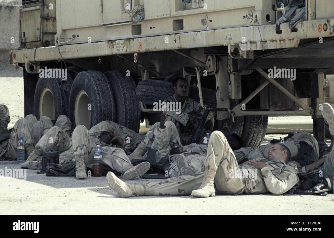 29. Oktober 1993 US-Soldaten des 24. Infanterie Division, 1.BATAILLON der 64th Armored Regiment Pause im Schatten nach nur per Schiff in den Hafen von Mogadischu in Somalia angekommen. Stockfoto