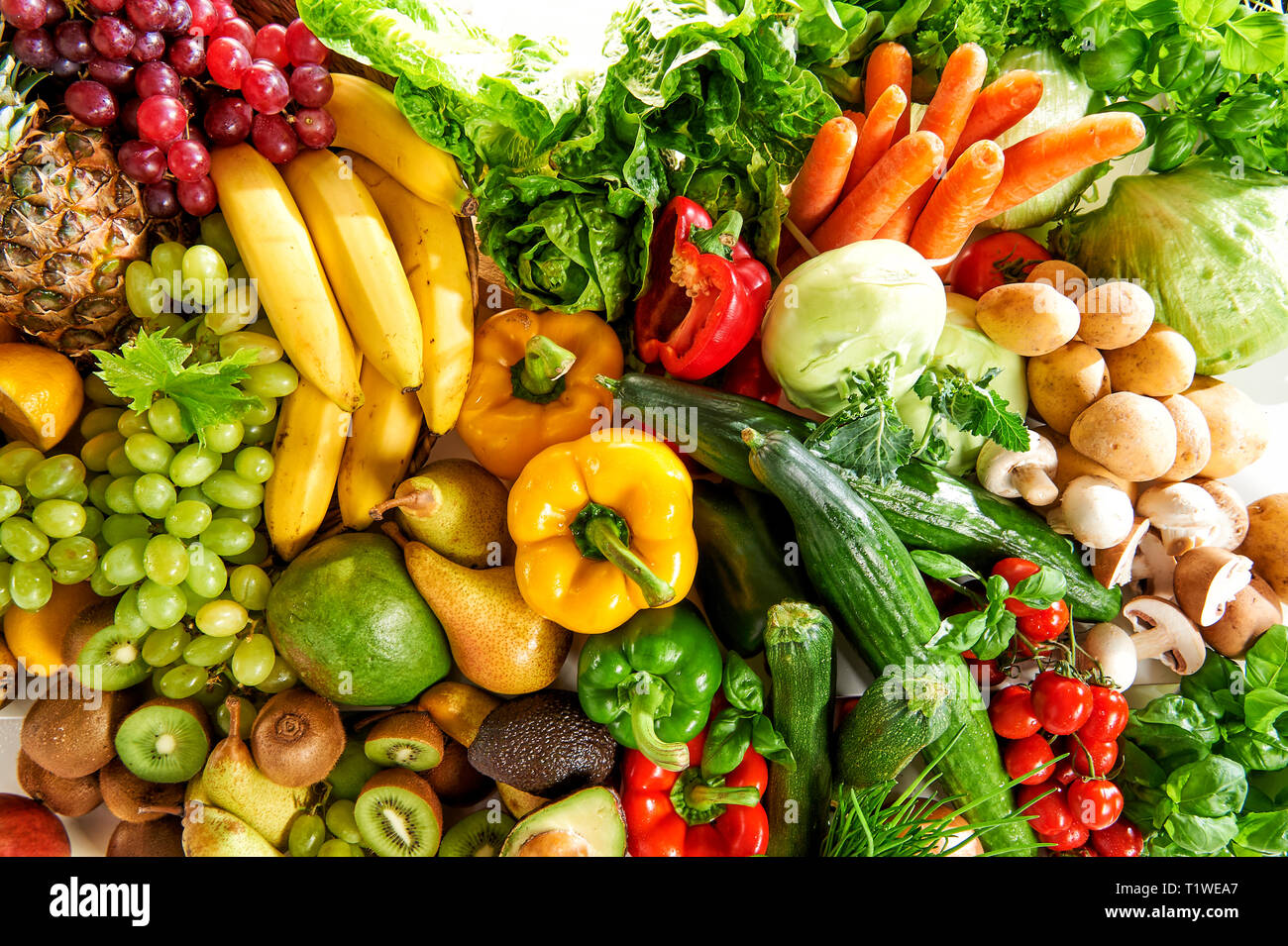 Verschiedene Obst- und Gemuesesorten aufgetuermt liegen. Stockfoto