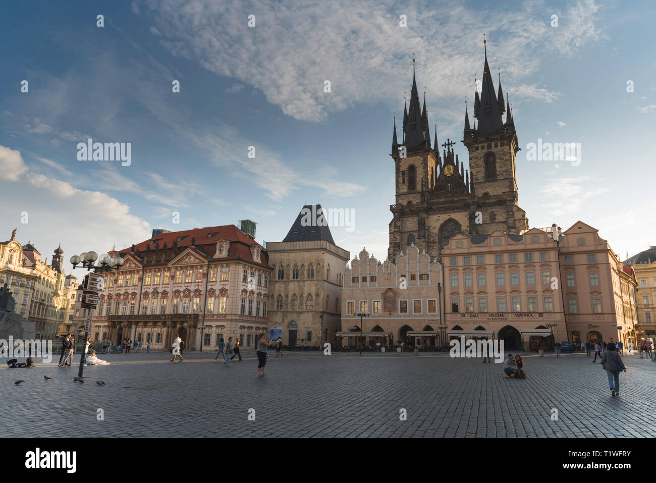 Prag, tschechische Republik - 11. September 2018: Blick auf den Altstädter Ring mit Teynkirche Stockfoto