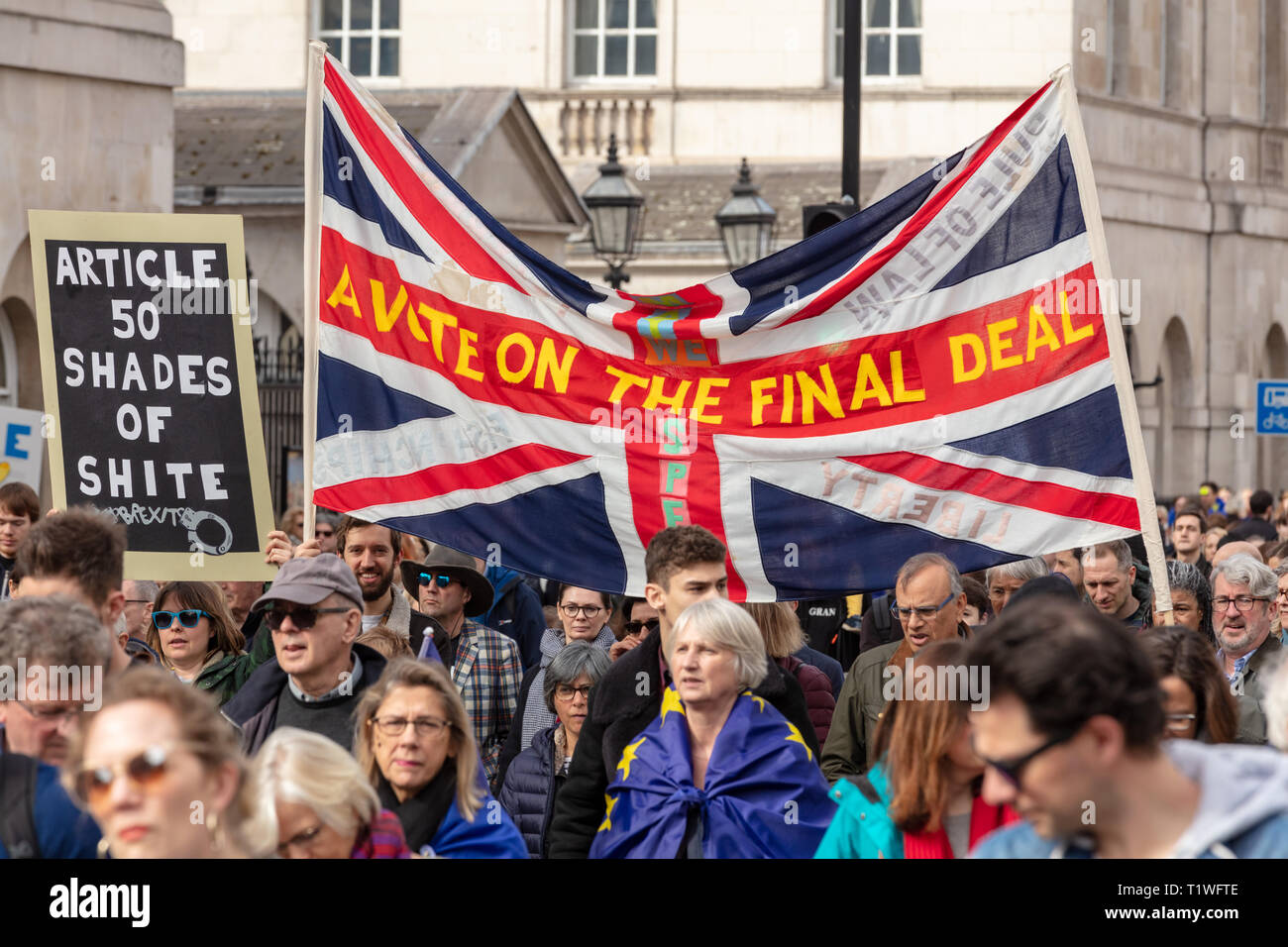 Whitehall, London, UK, 23. März 2019; Demonstranten März mit Union Jack Flagge während der anti-Brexit' setzten sie zum Menschen" März in London Stockfoto