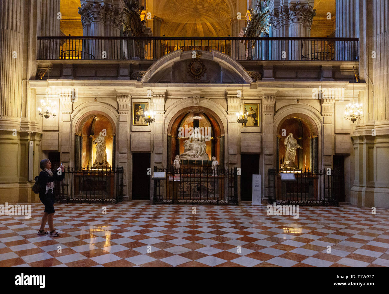 Die Kathedrale von Malaga Innenraum - der Kapellen der Retrochoir und ein Tourist, ein Foto, die Kathedrale von Malaga, Malaga, Andalusien, Spanien Stockfoto