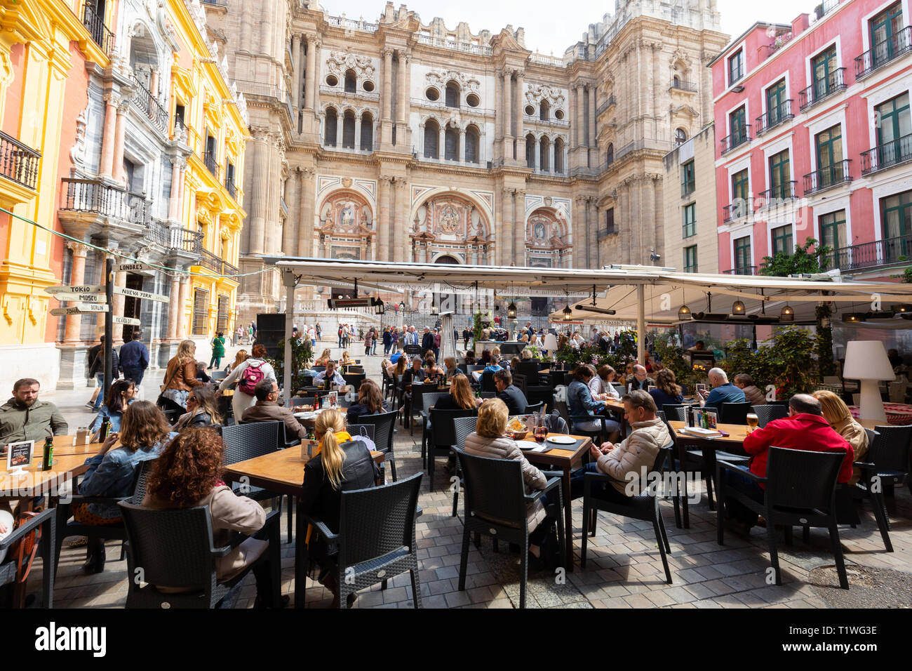 Malaga Spanien reisen; die Leute in einem Cafe an einem sonnigen März Tag sitzen; Plaza del Obispo, Malaga Altstadt, Andalusien, Spanien Europa Stockfoto