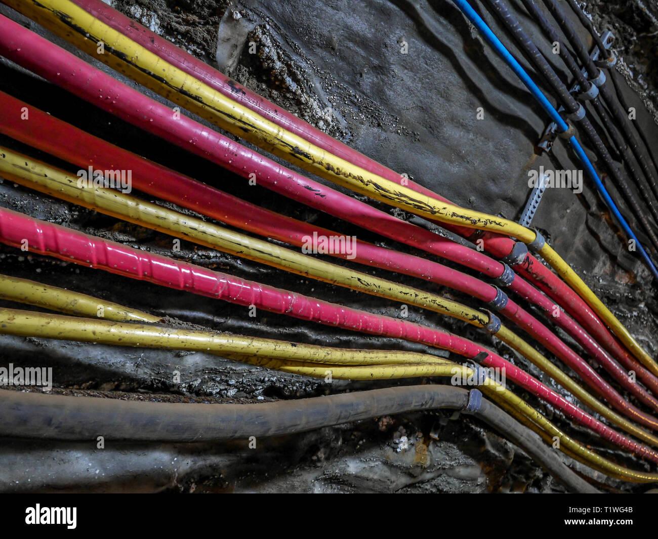 Power Kabel Bündel in alten Salzbergwerk in die unterirdischen Korridor Wand befestigt Stockfoto