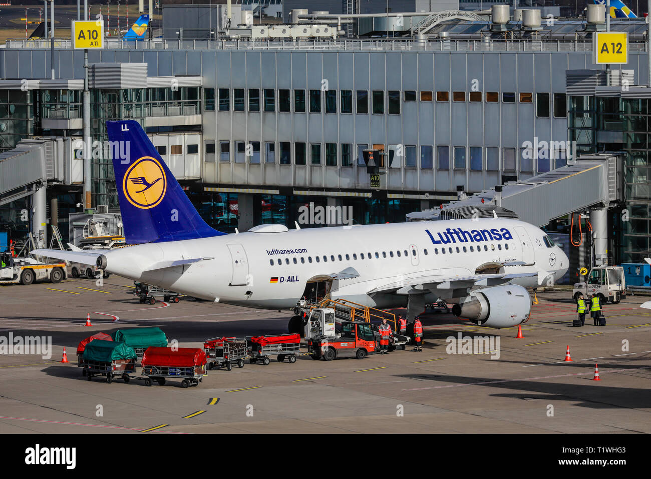 07.02.2019, Düsseldorf, Nordrhein-Westfalen, Deutschland - Lufthansa Flugzeuge Parks am Gate, Flughafen Düsseldorf International, DUS-Prüfung. 00 X 190207 D 184 Stockfoto