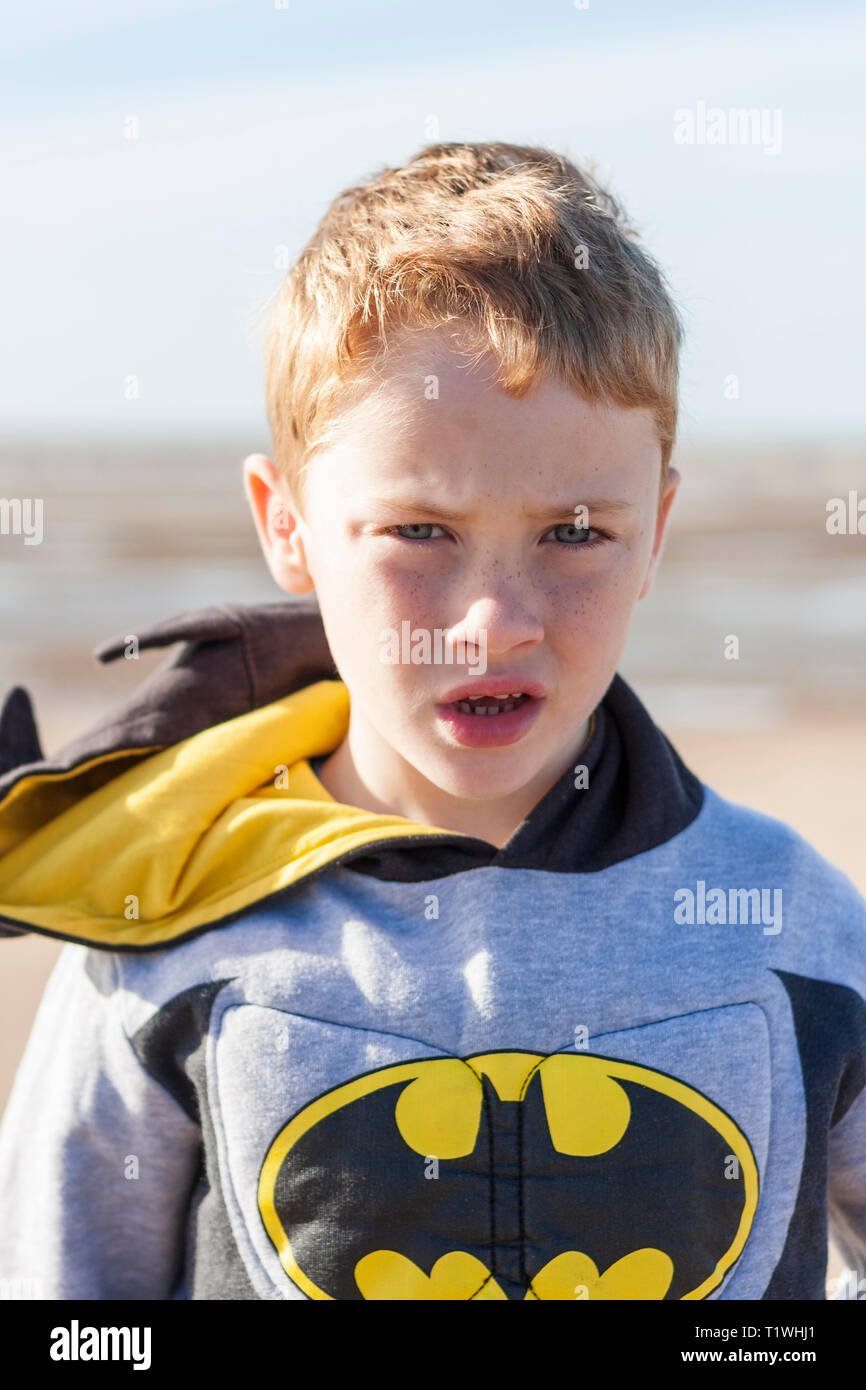 Portrait einer jungen kaukasischen Jungen auf Formby Strand, Merseyside, UK Stockfoto