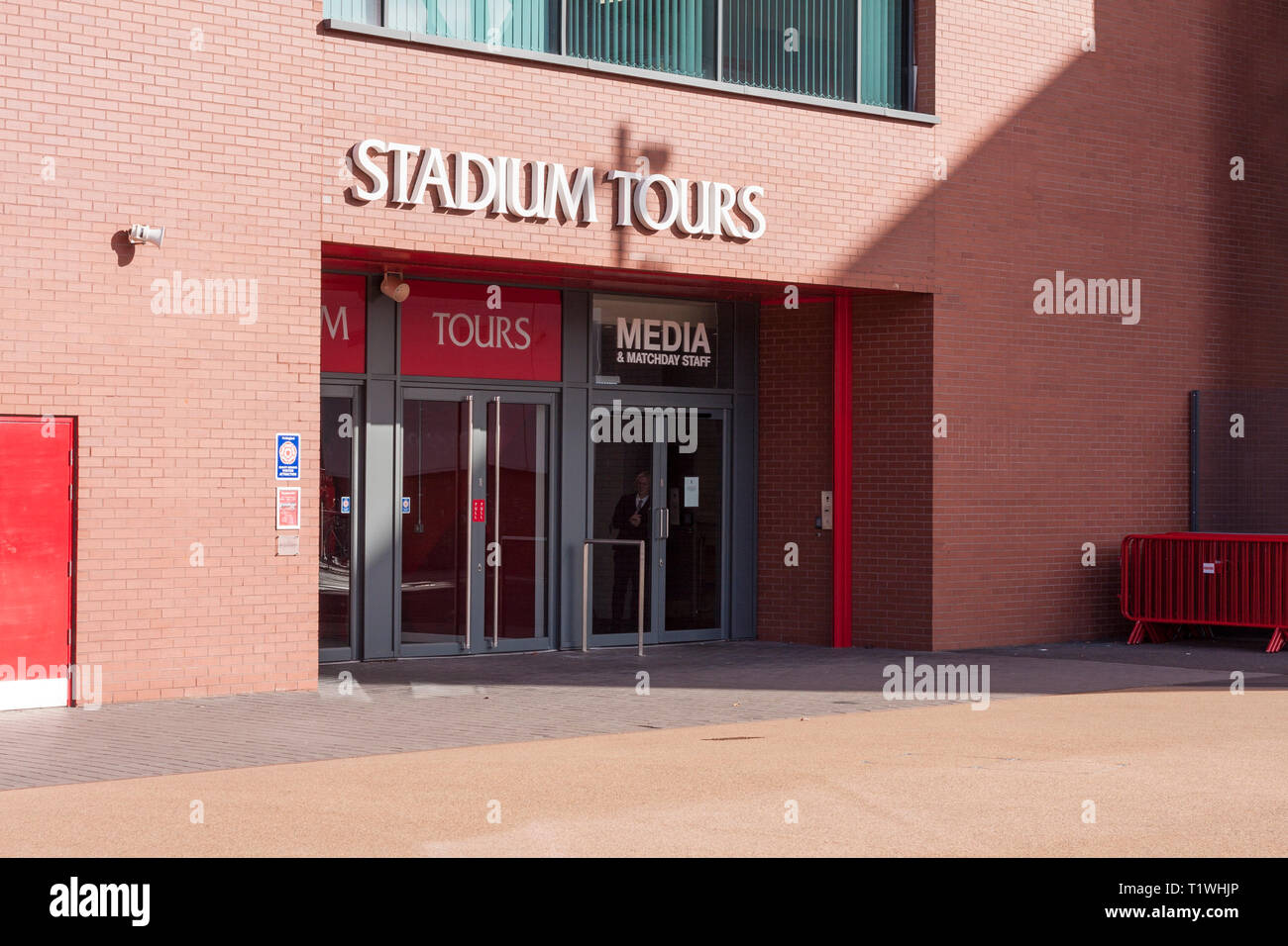 Eingang zum Stadion Tours Büro an der Anfield, der Heimat des FC Liverpool, Merseyside, UK Stockfoto
