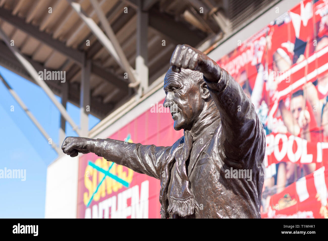 Bronzestatue von Bill Shankly, ehemaliger Manager des FC Liverpool, außerhalb Anfield Stadion, Liverpool, Merseyside, UK. Stockfoto