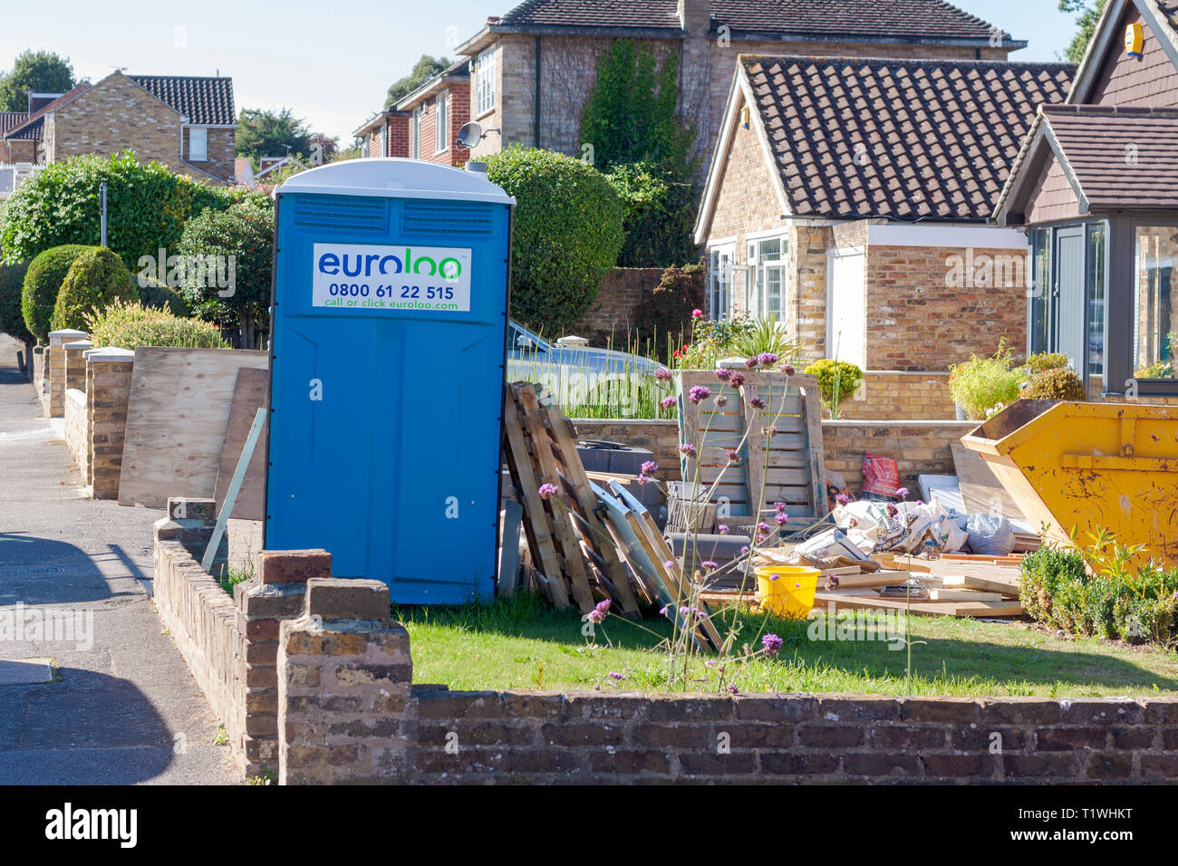 Eine tragbare Toilette in den Vorgarten eines Hauses renoviert werden Stockfoto