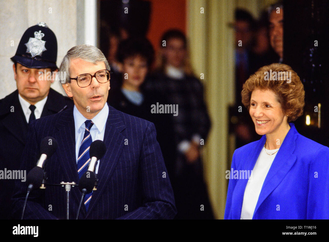 Foto: © Simon Grosset. London, UK, 28. November 1990. John Major Adressen der Presse auf die Schritte der Downing Street 10 nach seiner Ernennung als Prim. Stockfoto