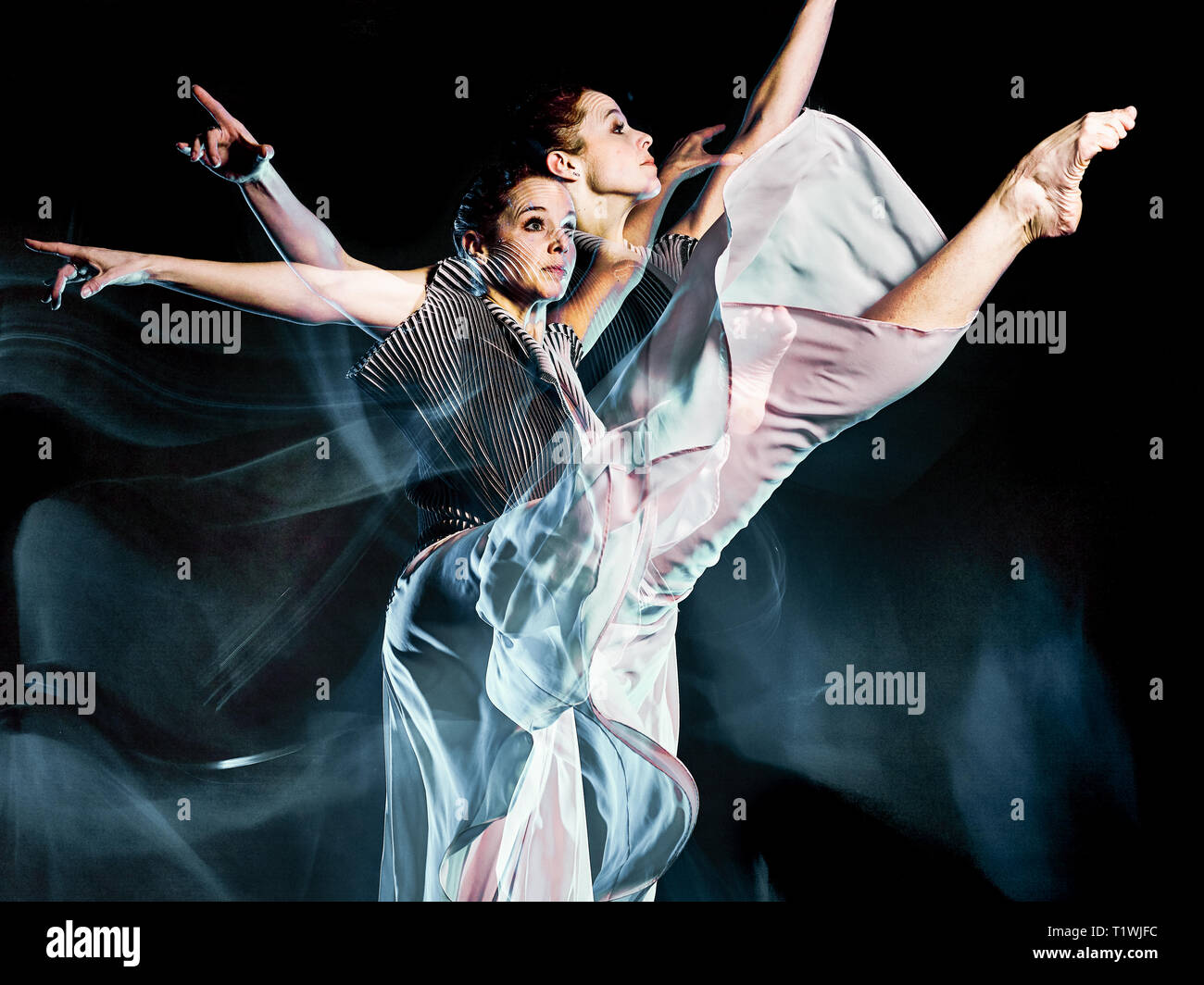 Eine kaukasische Frau modernes Ballett Tänzerin tanzen Frau studio Schuß auf Schwarz bacground isoliert Stockfoto