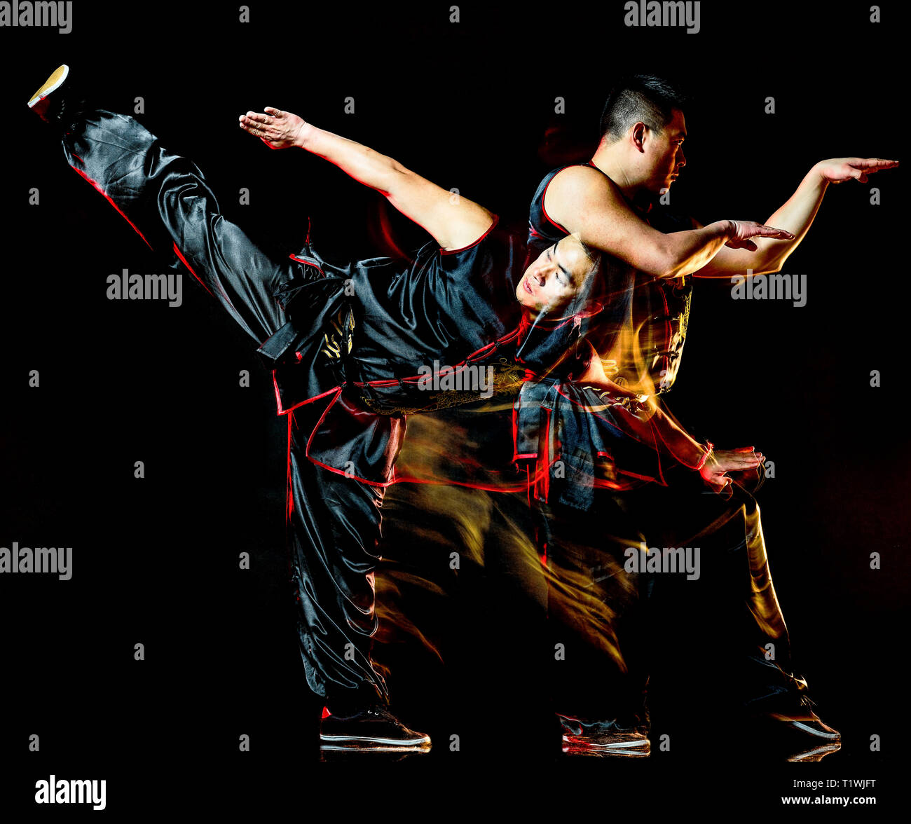 Wushu chinesisch Boxing Hung Gar Kung Fu Fighter isolierte Mann auf schwarzen Hintergrund mit Geschwindigkeit Licht Malerei Wirkung Bewegungsunschärfe isoliert Stockfoto