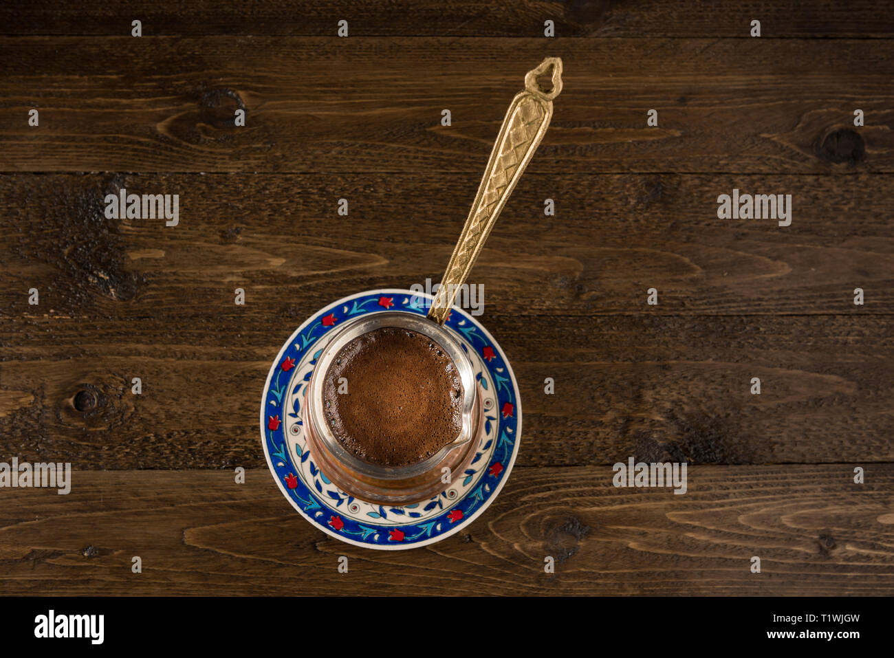 Heißer Kaffee in ein Türke vorbereitet. Ansicht von oben auf einer schönen heißen Pad. Stockfoto