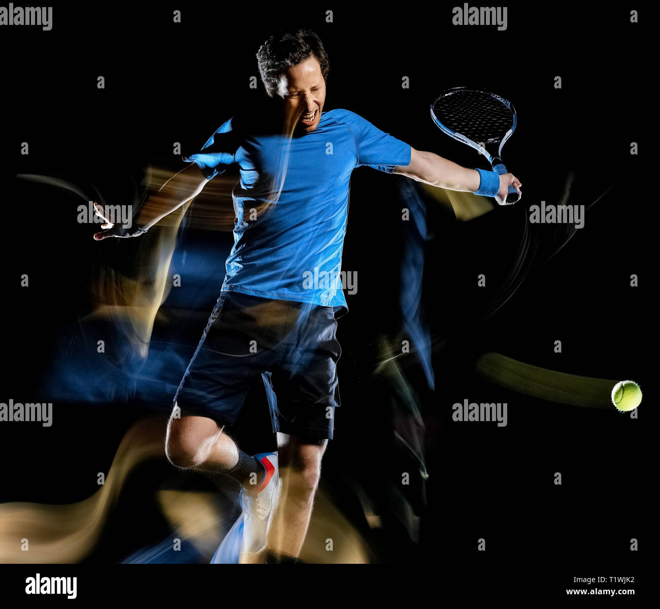 Eine kaukasische tennis player Mann isolierte schwarze Hintergrund im Licht Malerei schnelle Bewegungen Stockfoto