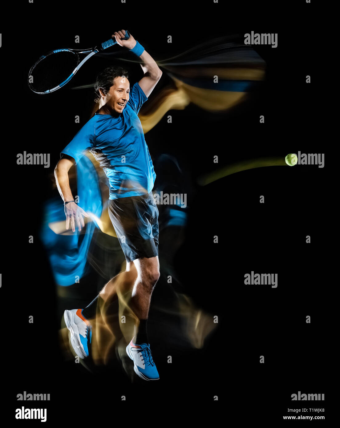 Eine kaukasische tennis player Mann isolierte schwarze Hintergrund im Licht Malerei schnelle Bewegungen Stockfoto