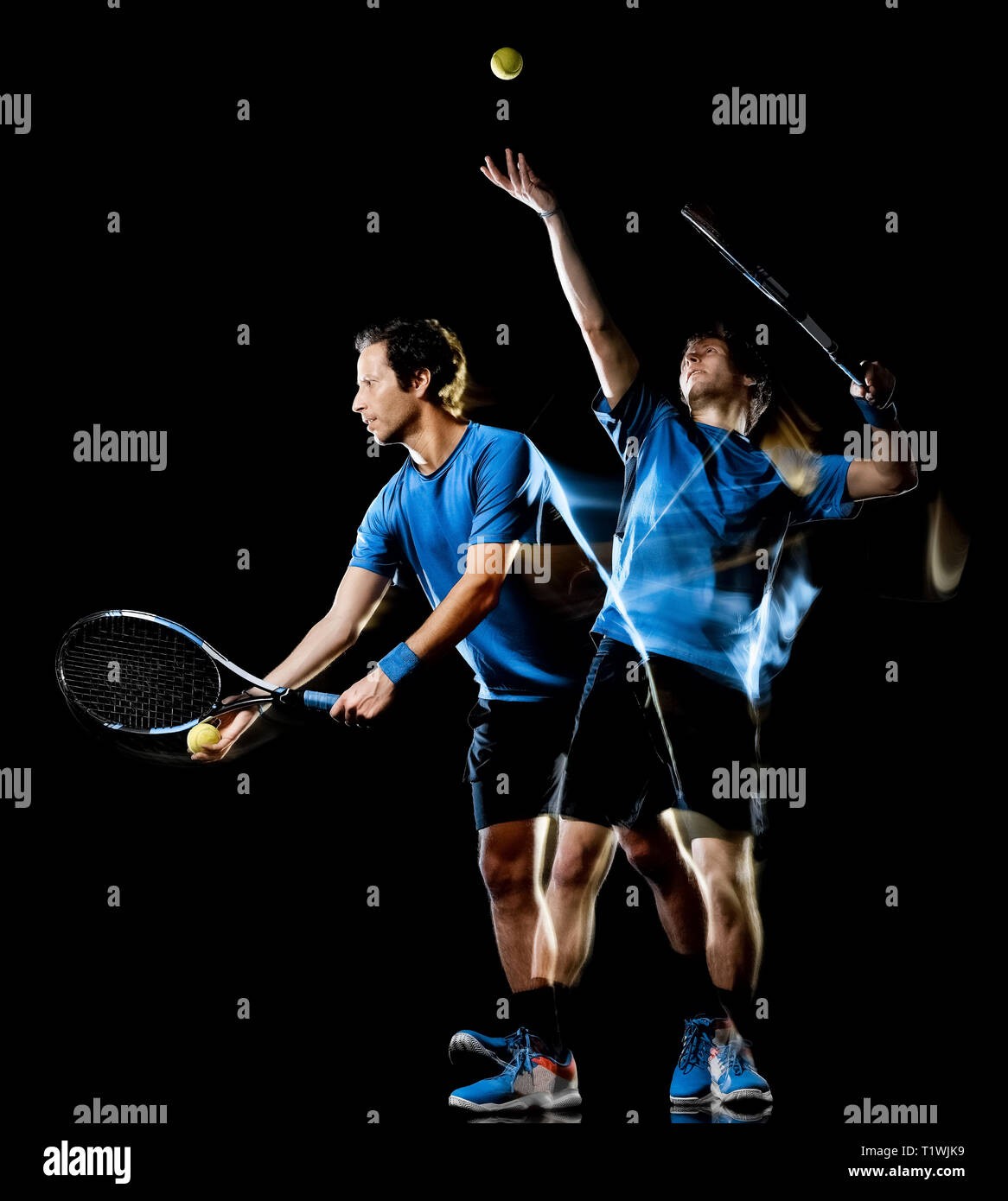 Eine kaukasische tennis player Mann isolierte schwarze Hintergrund im Licht Malerei speed motion Mehrfachbelichtung Stockfoto