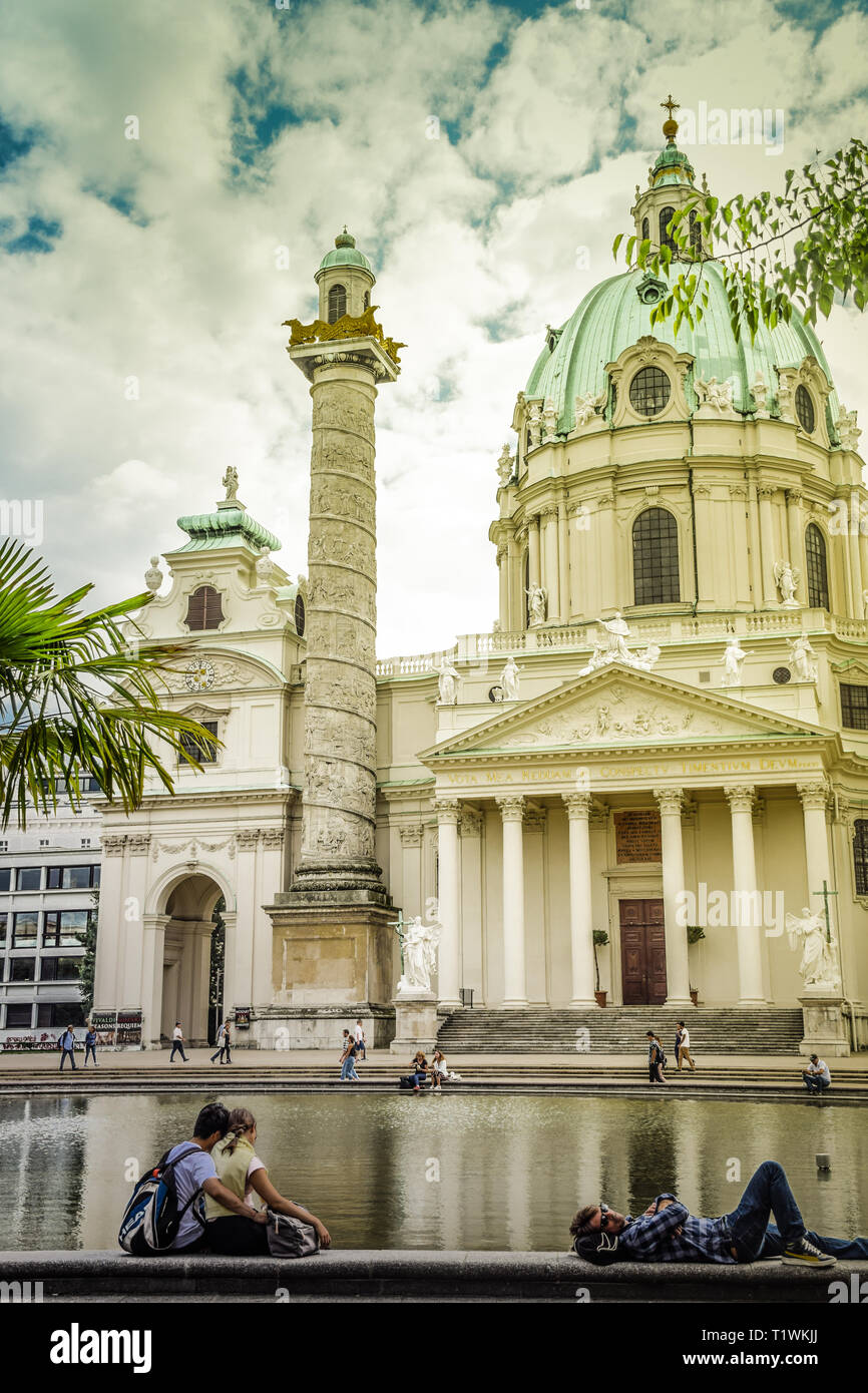 Wien, Österreich - September, 15, 2019: Wiener Karlskirche mit Resselpark Park und Leute um zu entspannen. Stockfoto